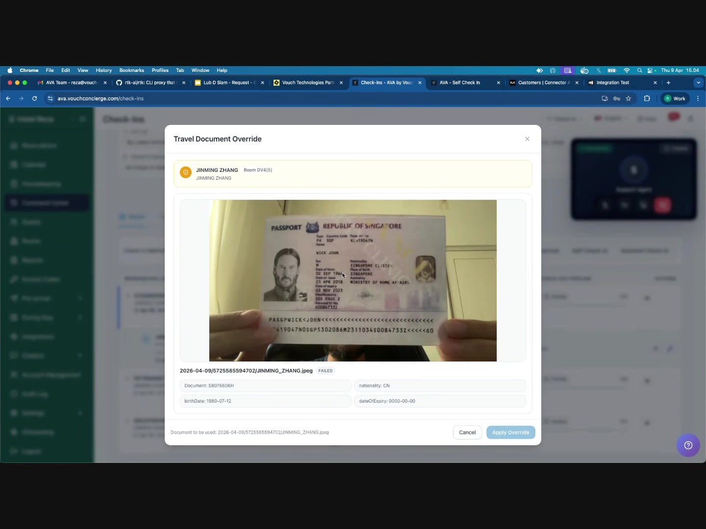 Modal Travel Document Override បង្ហាញរូបភាពលិខិតឆ្លងដែនដែលបានបង្ហោះ និងវាលដែលបានស្រង់ចេញ